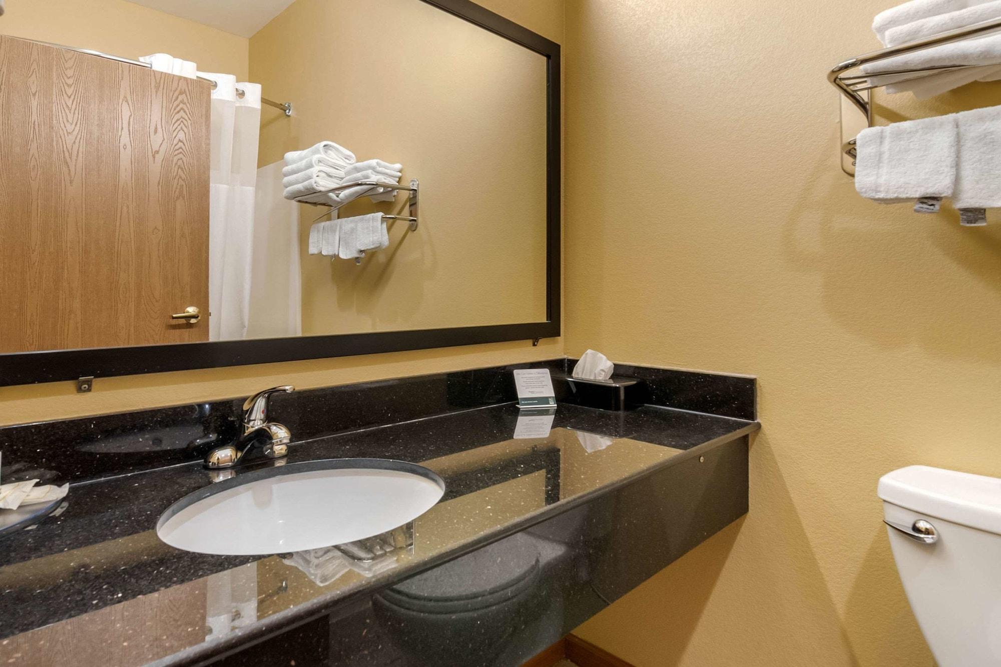 Quality Inn & Suites Lenexa Kansas City Ngoại thất bức ảnh