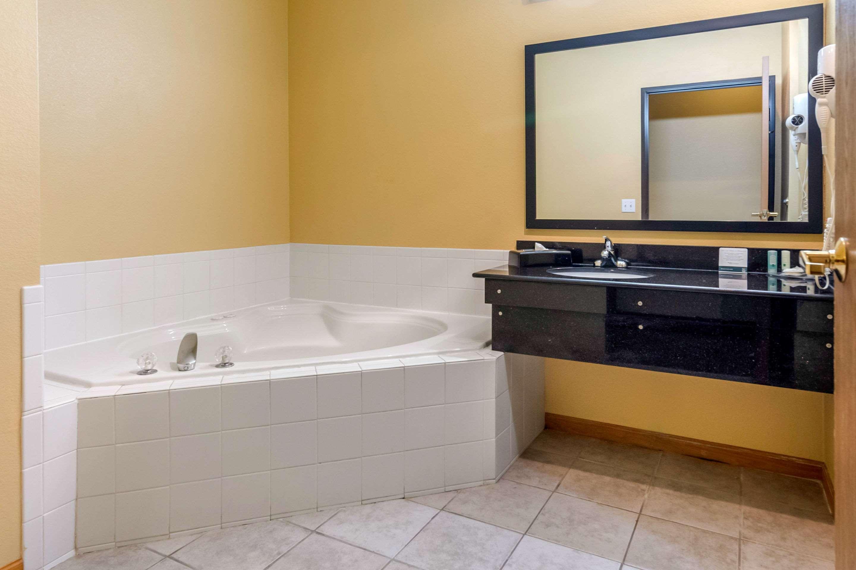 Quality Inn & Suites Lenexa Kansas City Ngoại thất bức ảnh